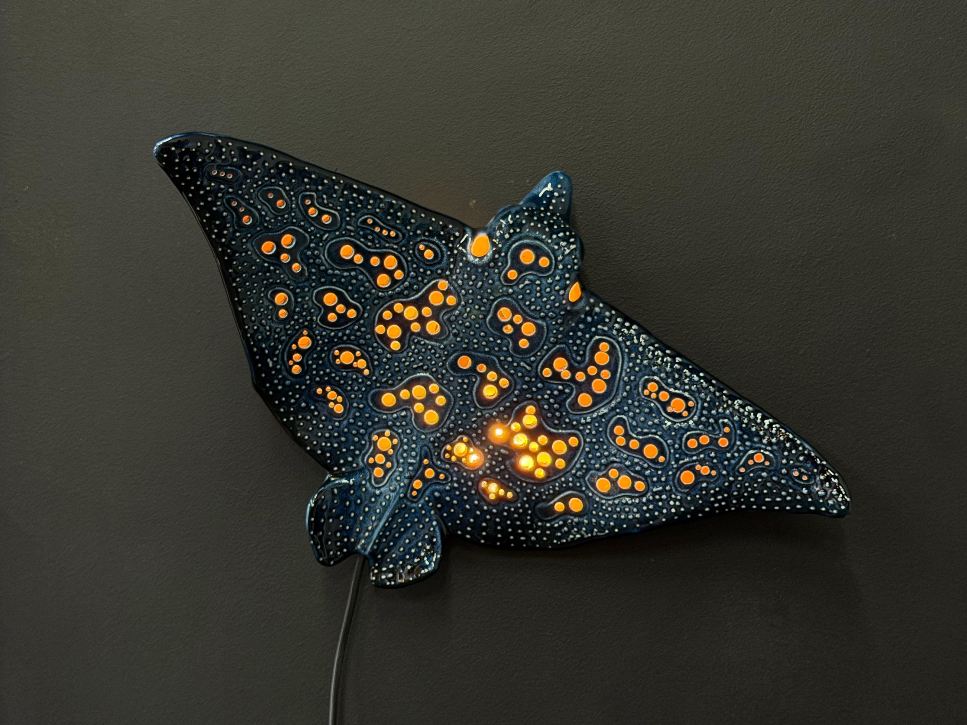 Applique murale en céramique Raie aigle – Lampe artisanale inspirée de l'océan