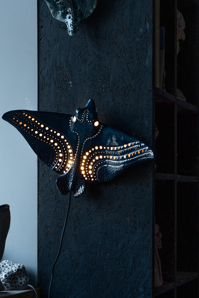 Applique murale en céramique Raie aigle – Lampe artisanale inspirée de l'océan