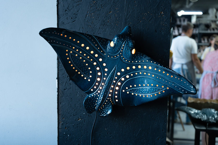 Applique murale en céramique Raie aigle – Lampe artisanale inspirée de l'océan