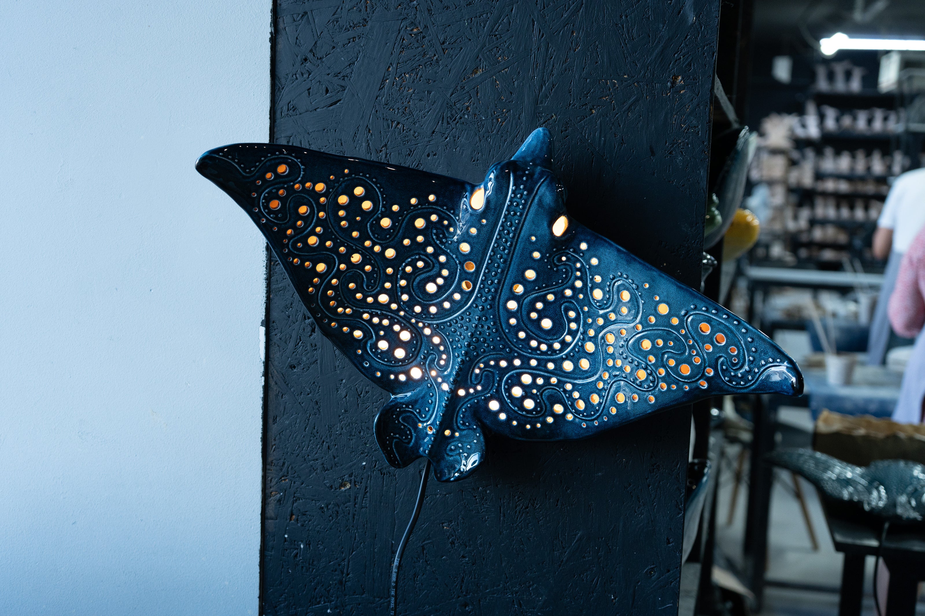 Applique murale en céramique Raie aigle – Lampe artisanale inspirée de l'océan