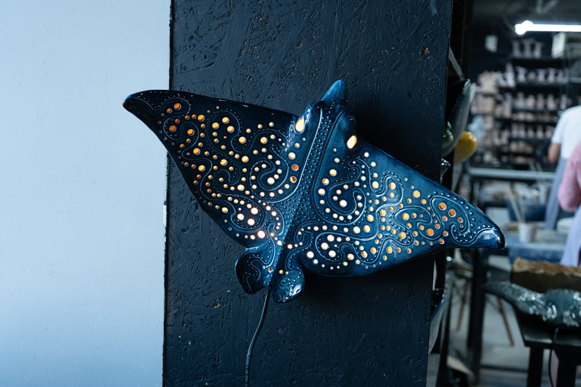 Applique murale en céramique Raie aigle – Lampe artisanale inspirée de l'océan